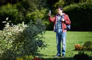 Jason (Sam Swainsbury) fragt sich, wohin sie spazieren sollen.