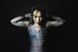 Lady Gagas Outfits, Musikvideos und Auftritte sind oft eine Form der bewusst provokanten Performance-Kunst, die die Inszenierung als Kunstform hervorhebt.
