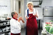 Hildegard (Antje Hagen, r.) lässt sich von André (Joachim Lätsch, l.) um den Finger wickeln. Hildegard (Antje Hagen, r.) lässt sich von André (Joachim Lätsch, l.) um den Finger wickeln.