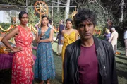 Seine beiden Schwestern Renuka (Monica Kumar, 3.v.l.) und Sanchi (Virginie Laverdure, li.) verheimlichen Nik (Rudi Dharmalingam, re.) etwas. Seine beiden Schwestern Renuka (Monica Kumar, 3.v.l.) und Sanchi (Virginie Laverdure, li.) verheimlichen Nik (Rudi Dharmalingam, re.) etwas.