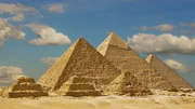 Die Pyramiden von Gizeh erz&auml;hlen noch heute von der Zeit des Alten Reiches, das um 2.200 vor Christus zerfiel. Danach wurden nie wieder so imposante Pyramiden erbaut.