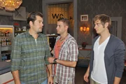 Leon (Daniel Fehlow, l.), John (Felix von Jascheroff, M.) und Philip (J&ouml;rn Schl&ouml;nvoigt) wollen den Unfallhergang nachstellen.