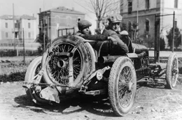 Enzo Ferrari im Alter von 20 Jahren &ndash; schon damals begeistert er sich f&uuml;r das Automobil.