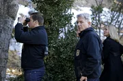 Das Team, darunter Special Agent Anthony DiNozzo (Michael Weatherly, l.) und Gibbs (Mark Harmon, M.), schließen sich dem Ministerium für Verteidigung an, um den aktuellen Fall zu lösen. Dabei trifft Gibbs auf seine Ex-Freundin Army Lt. Col. Hollis Mann (Susanna Thompson, r.) ... Das Team, darunter Special Agent Anthony DiNozzo (Michael Weatherly, l.) und Gibbs (Mark Harmon, M.), schließen sich dem Ministerium für Verteidigung an, um den aktuellen Fall zu lösen. Dabei trifft Gibbs auf seine Ex-Freundin Army Lt. Col. Hollis Mann (Susanna Thompson, r.) ...