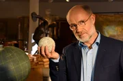 Harald Lesch mit der Nachbildung einer "Bola". Wofür die Kugeln verwendet wurden, ist bis heute ein Rätsel. Harald Lesch mit der Nachbildung einer "Bola". Wofür die Kugeln verwendet wurden, ist bis heute ein Rätsel.