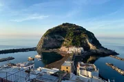 Sant‘Angelo – das beliebte Fischerdorf der Vulkaninsel Ischia Sant‘Angelo – das beliebte Fischerdorf der Vulkaninsel Ischia