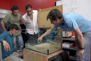 Younes (2.v.r.) und Mohamed Tahiri (re.) erläutern Corentin de Chatelperron (li.) und Gwénolé Gahinet (2.v.l.) ihren ersten Prototyp zur Trinkwassergewinnung aus Meerwasser. Younes (2.v.r.) und Mohamed Tahiri (re.) erläutern Corentin de Chatelperron (li.) und Gwénolé Gahinet (2.v.l.) ihren ersten Prototyp zur Trinkwassergewinnung aus Meerwasser.