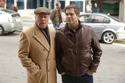 Anthony DiNozzo, Sr. (Robert Wagner, l.) hat eigentlich gute Nachrichten für seinen Sohn Tony (Michael Weatherly, r.) - doch er kommt nicht dazu, sie ihm mitzuteilen ... Anthony DiNozzo, Sr. (Robert Wagner, l.) hat eigentlich gute Nachrichten für seinen Sohn Tony (Michael Weatherly, r.) - doch er kommt nicht dazu, sie ihm mitzuteilen ...
