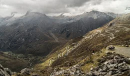 Joey (Josephine Flohr) inmitten der atemberaubenden Landschaft in den Bergen von Peru.