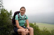 Wanderführerin Kristin Arnold auf dem Zirkelstein: Sie wählt für ihre Gäste touristisch weniger frequentierte Ziele aus und lädt unterwegs zu einem Picknick mit regionalen Produkten ein. Wanderführerin Kristin Arnold auf dem Zirkelstein: Sie wählt für ihre Gäste touristisch weniger frequentierte Ziele aus und lädt unterwegs zu einem Picknick mit regionalen Produkten ein.