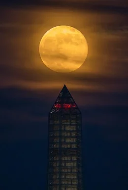 23. Juni 2013: &uuml;ber dem Washington Monument in Washington D.C. steht ein "Supermond" - bei diesem Ph&auml;nomen ist der Mond bis zu 13% gr&ouml;&szlig;er und 30% heller als bei einem normalen Vollmond. Die Ursache f&uuml;r dieses Naturschauspiel ist eine ganz bestimmte Position unseres Nachbarn im All: bei einem Supermond befindet sich der Trabant auf seiner Umlaufbahn der Erde am n&auml;chsten. Die Verwendung des sendungsbezogenen Materials ist nur mit dem Hinweis und Verlinkung auf TVNOW gestattet. Die Verwendung des sendungsbezogenen Materials ist nur mit dem Hinweis und Verlinkung auf TVNOW gestattet.; 23. Juni 2013: &uuml;ber dem Washington Monument in Washington D.C. steht ein _Supermond_ _ bei diesem Ph&auml;nomen ist der Mond bis zu 13% gr&ouml;&szlig;er und 30% heller als bei einem normalen Vollmond. Die Ursache f&uuml;r dieses Naturschauspiel ist eine ganz bestimmte Position unseres Nachbarn im All: bei einem Supermond befindet sich der Trabant auf seiner Umlaufbahn der Erde am n&auml;chsten.