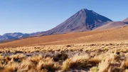 Der 5.916 Meter hohe Vulkan Licancabur in der N&auml;he der Oase San Pedro de Atacama in der Atacama-W&uuml;ste. Er liegt im Dreil&auml;nder-Eck von Chile, Bolivien und Argentinien.