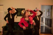 Linda (Mandy McElhinney, Mi.) in einem Flashback beim Stepptanz Linda (Mandy McElhinney, Mi.) in einem Flashback beim Stepptanz