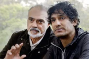 Niks (Rudi Dharmalingam, re.) Vater Rashaal (Shapoor Batliwalla, li.) mischt sich überall ein – einschließlich der Vorbereitungen für den Junggesellenabschied und Niks Bewerbung auf einen neuen Job. Niks (Rudi Dharmalingam, re.) Vater Rashaal (Shapoor Batliwalla, li.) mischt sich überall ein – einschließlich der Vorbereitungen für den Junggesellenabschied und Niks Bewerbung auf einen neuen Job.