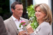 Thomas hat doch tats&auml;chlich den Hochzeitstag vergessen und ist bem&uuml;ht das bei seiner Antonia wieder gut zu machen. (Michael Roll, Marion Kracht)