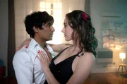 In einem musikalischen Zwischenspiel voll Nostalgie wird der ergreifende Moment eingefangen, als Nik (Rudi Dharmalingam) und Kareena (Geraldine Hakewill) noch ein Paar waren. In einem musikalischen Zwischenspiel voll Nostalgie wird der ergreifende Moment eingefangen, als Nik (Rudi Dharmalingam) und Kareena (Geraldine Hakewill) noch ein Paar waren.