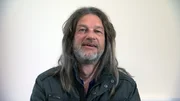 Als Undercover Boss schlüpft Thomas Weckerlein in die Rolle des Show-Kandidaten Patrick. Dafür verwandelt er sich mit grauen Haarverlängerungen, einem massiven Vollbart und rockigen Klamotten in einen Altrocker. Als Undercover Boss schlüpft Thomas Weckerlein in die Rolle des Show-Kandidaten Patrick. Dafür verwandelt er sich mit grauen Haarverlängerungen, einem massiven Vollbart und rockigen Klamotten in einen Altrocker.