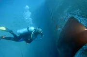 Alia taucht zu einem ausgedienten Flugzeug im Unterwasser-Milit&auml;rmuseum vor der K&uuml;ste Akabas im Roten Meer.
