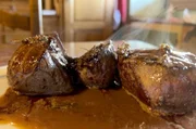 F&uuml;r ein saftiges Hirschsteak wird Fleisch angebraten, ein Fond aus Zwiebeln, Karotten und Hirschknochen gekocht und anschlie&szlig;end &uuml;ber das Steak gegeben.