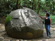 Ifigenia Quintanilla mit einer der größten Bolas im Urwald von Costa Rica. Ifigenia Quintanilla mit einer der größten Bolas im Urwald von Costa Rica.