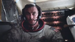 Apollo 17-Kommandant Gene Cernan im Dezember 1972. Als Cernan mit seinem Partner Jack Schmitt nach einem langen Ausflug staubbedeckt wieder die Landef&auml;hre betrat, roch es pl&ouml;tzlich nach Schie&szlig;pulver - der Mondstaub roch nach Schie&szlig;pulver! Bis heute gibt es daf&uuml;r keine Erkl&auml;rung. Die Verwendung des sendungsbezogenen Materials ist nur mit dem Hinweis und Verlinkung auf TVNOW gestattet.