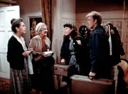 Miss Mamie (Helen Kleeb, l.) und Miss Emily (Mary Jackson, 2.v.l.) begrüßen Toni (Lisa Harrison, 2.v.r.) und Jason (Jon Walmsley, r.). Sie haben Toni eine Zimmer in ihrem Haus zur Verfügung gestellt. Miss Mamie (Helen Kleeb, l.) und Miss Emily (Mary Jackson, 2.v.l.) begrüßen Toni (Lisa Harrison, 2.v.r.) und Jason (Jon Walmsley, r.). Sie haben Toni eine Zimmer in ihrem Haus zur Verfügung gestellt.