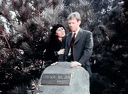 Toni (Lisa Harrison, l.) und Jason (Jon Walmsley, r.) am Grab von Jasons Großvater ... Toni (Lisa Harrison, l.) und Jason (Jon Walmsley, r.) am Grab von Jasons Großvater ...