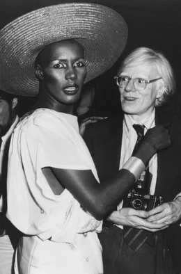 Die S&auml;ngerin und Schauspielerin Grace Jones neben Andy Warhol im legend&auml;ren Studio 54
