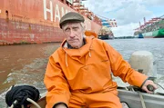 Fischer Olaf Jensen schippert zwischen Elbphilharmonie und Containerschiffen hindurch, vorbei an urigen Auwäldern. Er ist auf Aalfang unterwegs und genießt die Perspektive vom Wasser auf die Hansestadt. Fischer Olaf Jensen schippert zwischen Elbphilharmonie und Containerschiffen hindurch, vorbei an urigen Auwäldern. Er ist auf Aalfang unterwegs und genießt die Perspektive vom Wasser auf die Hansestadt.