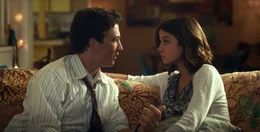 David Packouz (Miles Teller, l.); Iz (Ana De Armas, r.)