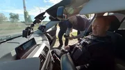 Polizeihauptmeister Steffen Menning zeigt einem Fahrer das Video seines Tempoversto&szlig;es.