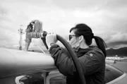 Jamie betankt die Cessna für den Flug nach Bettles – das Dorf, in dem sie aufgewachsen ist. Jamie betankt die Cessna für den Flug nach Bettles – das Dorf, in dem sie aufgewachsen ist.