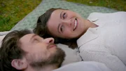 Thilo (Jan Kampmann) und Lucie (Julia Wiedemann) kommen sich n&auml;her.