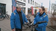 Tim (l.) und Schichtleiterin Vanessa +++ Die Verwendung des sendungsbezogenen Materials ist nur mit dem Hinweis und Verlinkung auf RTL+ gestattet. Tim (l.) und Schichtleiterin Vanessa +++ Die Verwendung des sendungsbezogenen Materials ist nur mit dem Hinweis und Verlinkung auf RTL+ gestattet.