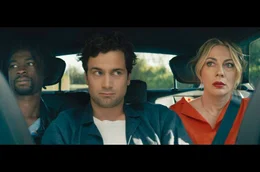 George (L&eacute;o Daudin), Chris (Samuel Schneider) und Sophia (Smaragda Karydi, v.l.) verbindet wenig mehr als die R&uuml;ckbank ihres Carsharingautos.