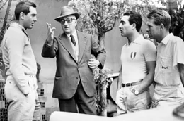 Enzo Ferrari (2.v.l.) mit den Fahrern Musso (li.), Castellotti (2.v.r.) und Collins (re.) des Ferrari-Teams