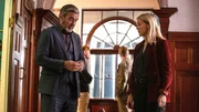 Reiner Tisch: Bäckström (Kjell Bergqvist) kann Ankan (Agnes Lindström Bolmgren) seinen Verrat nicht mehr verbergen. Reiner Tisch: Bäckström (Kjell Bergqvist) kann Ankan (Agnes Lindström Bolmgren) seinen Verrat nicht mehr verbergen.