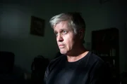 Völlig verzweifelt kehrt James (Dan Wyllie) von seiner erfolglosen Geschäftsreise zurück. Völlig verzweifelt kehrt James (Dan Wyllie) von seiner erfolglosen Geschäftsreise zurück.