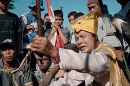 Bissu Puang Matoa f&uuml;hrt ein traditionelles Ritual durch, w&auml;hrend die Dorfbewohner zuschauen.