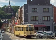 Mitten durch das St&auml;dtchen Thuin f&auml;hrt auf einer ehemaligen Vizinallinie eine historische Stra&szlig;enbahn aus dem Jahr 1958.