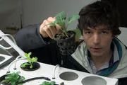 Der Ingenieur Corentin de Chatelperron baut an Bord seines kollektiven Forschungslabors "Nomade des Mers" Pflanzen an, die ohne Erde wachsen. Der Ingenieur Corentin de Chatelperron baut an Bord seines kollektiven Forschungslabors "Nomade des Mers" Pflanzen an, die ohne Erde wachsen.