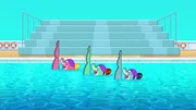 Die Synchronschwimmer liefern eine perfekte Performance ab.