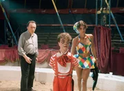 Ehrlicher (Peter Sodann, li) versucht mit Boris (Michael Markfort) und Anastasia (Katja Woywood) nach dem Absturz von Vladimir zu reden. Ehrlicher (Peter Sodann, li) versucht mit Boris (Michael Markfort) und Anastasia (Katja Woywood) nach dem Absturz von Vladimir zu reden.