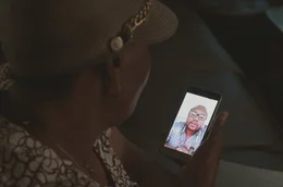 Frank spricht per Videoanruf mit seiner Mutter in Simbabwe.