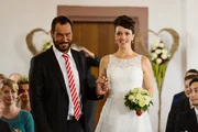 Jenny (Kaja Schmidt-Tychsen) ist endlich bereit, Erik zu heiraten und wird von Richard (Silvan-Pierre Leirich) in das Trauzimmer gebracht, in dem Erik mit den Trauzeugen und den Hochzeitsgästen wartet. Jenny (Kaja Schmidt-Tychsen) ist endlich bereit, Erik zu heiraten und wird von Richard (Silvan-Pierre Leirich) in das Trauzimmer gebracht, in dem Erik mit den Trauzeugen und den Hochzeitsgästen wartet.