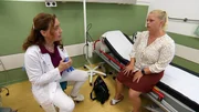 Eine Säuglingsmutter kommt mit schlimmen Unterleibsschmerzen in die Gynäkologie. Was hält sie vor ihrem Mann geheim? Eine Säuglingsmutter kommt mit schlimmen Unterleibsschmerzen in die Gynäkologie. Was hält sie vor ihrem Mann geheim?