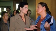 Am Eingang zur Kapelle verteilt Walter (Katy Karrenbauer, re.) die Gesangsbücher, doch Elke (Maren Schumacher) geht leer aus... Am Eingang zur Kapelle verteilt Walter (Katy Karrenbauer, re.) die Gesangsbücher, doch Elke (Maren Schumacher) geht leer aus...