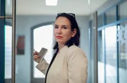Einen Polizisten als Verehrer zu haben, ist für Reporterin Petra Schaller (Anna Grisebach) ausgesprochen nützlich. Einen Polizisten als Verehrer zu haben, ist für Reporterin Petra Schaller (Anna Grisebach) ausgesprochen nützlich.