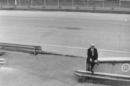 Der Italiener Enzo Ferrari war seit jeher fasziniert von der Schnelligkeit der ersten Rennwagen. Zeitlebens hegte er eine beinahe sinnliche Liebe zum Automobil.