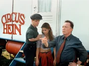 Kommissar Ehrlicher droht alle vorzuladen. Hinten: Boris (Michel Markfort) und Anastasia (Katja Woywood). Kommissar Ehrlicher droht alle vorzuladen. Hinten: Boris (Michel Markfort) und Anastasia (Katja Woywood).